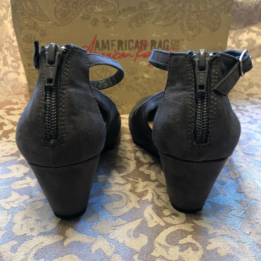 Heels - Picture 3 of 3